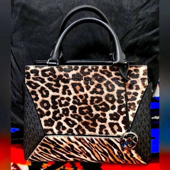 Michael Kors bag, Medium size, brand new. Comes with dust bag. - Picture 1 of 12